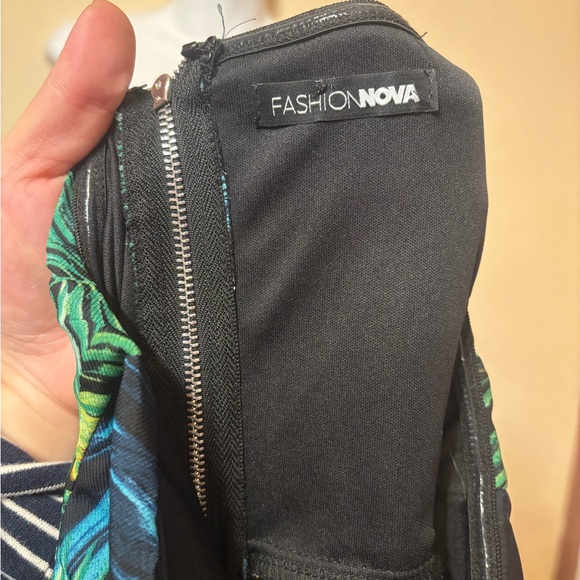 Leaf Patterned fashion nova Jumpsuit Sz L - Picture 3 of 10